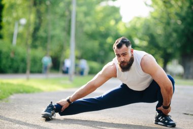 sakallı adam trenler