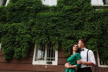 Avrupalı güzel çift sokakta poz veriyor