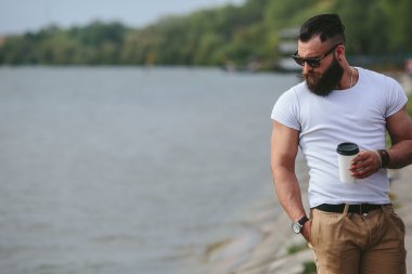 Erkekler ve kahve sahilde