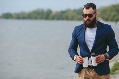 Erkekler ve kahve sahilde