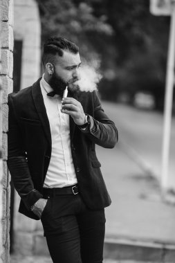 evinin yakınındaki bir ceketli zengin adamı