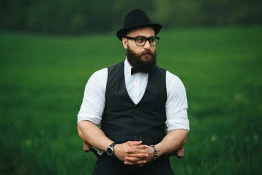 sakallı adam alanında tıraş hazırlanılıyor