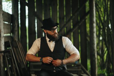 adam bir hangara bastırılmış ışık ile