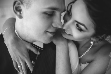 Güzel Avrupa gelin çift otel odasında