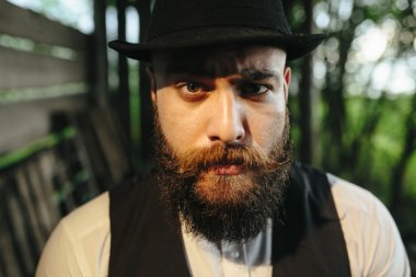 adam bir hangara bastırılmış ışık ile