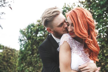 Düğün çifti bir yürüyüş