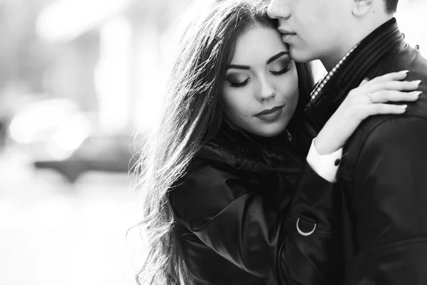 Bonito jovem casal — Fotografia de Stock