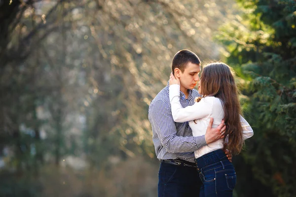 Bonito jovem casal — Fotografia de Stock