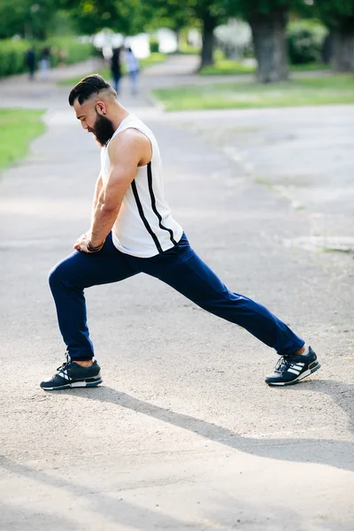 Homme barbu trains — Photo