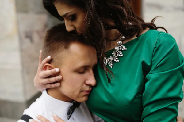 Beautiful girl embraces her boyfriend — Stock Photo, Image