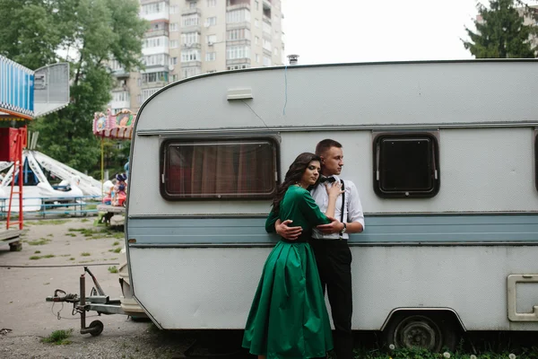 Man and woman is hidden from view behind a trailer — Stock Photo, Image