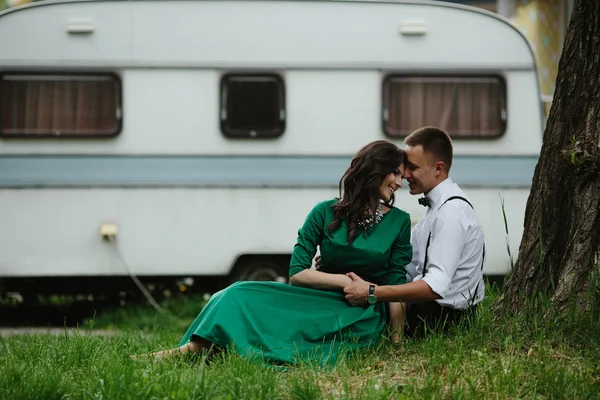 Man en vrouw is verborgen uit het zicht achter een trailer — Stockfoto
