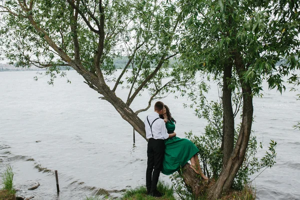 Мужчина и женщина у озера — стоковое фото
