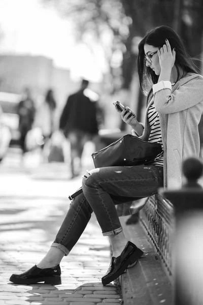 Modell mitten in der Stadt mit Telefon — Stockfoto