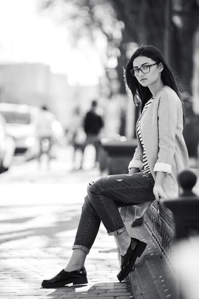 Hermosa modelo en un abrigo y gafas — Foto de Stock