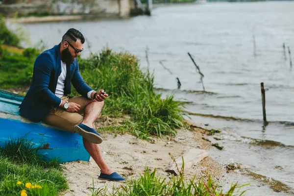 Amerikansk skæg mand ser på flodbredden - Stock-foto