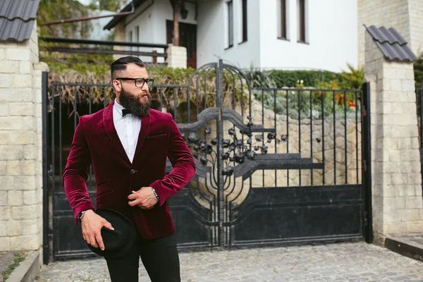 Hombre rico en una chaqueta cerca de su casa —  Fotos de Stock