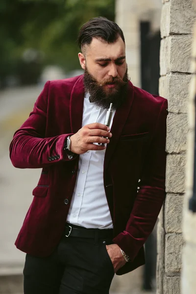 Hombre rico en una chaqueta cerca de su casa —  Fotos de Stock