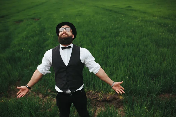 Hombre con barba caminando por el campo — Foto de Stock