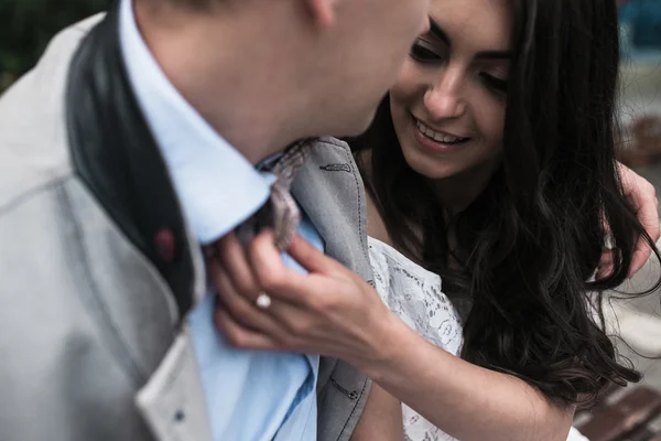 Jovem casal europeu abraçando em um banco de parque — Fotografia de Stock