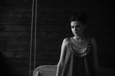 Karanlık bir odada poz veren kız.