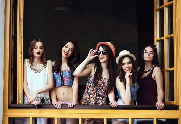 Pět krásných mladých dívek — Stock fotografie
