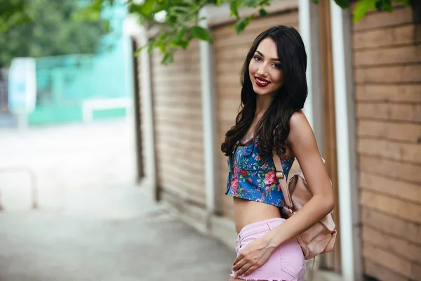 Beautiful girl poses for camera in the city — Stock Photo, Image