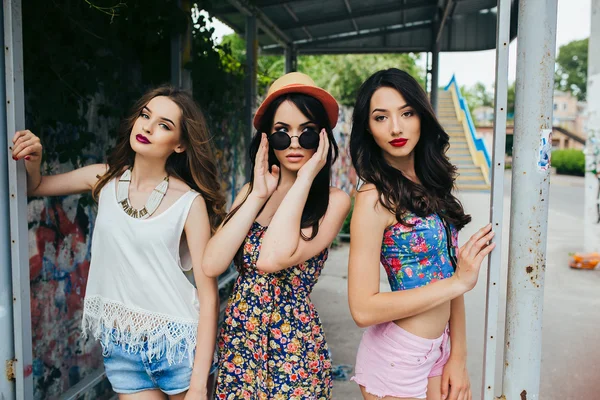 Tre belle ragazze alla fermata dell'autobus — Foto Stock