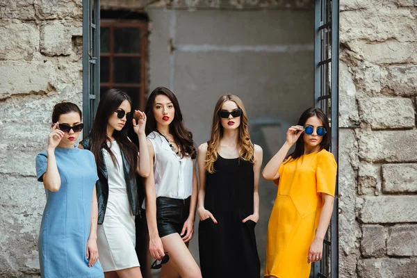 Cinque giovani belle ragazze in città — Foto Stock