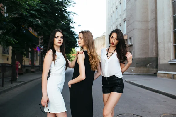 Trzy młode dziewczyny piękny pozowanie na ulicy — Zdjęcie stockowe