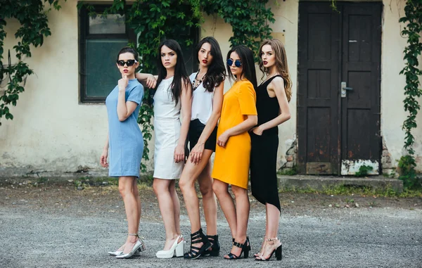 Cinq belles jeunes filles en robes — Photo