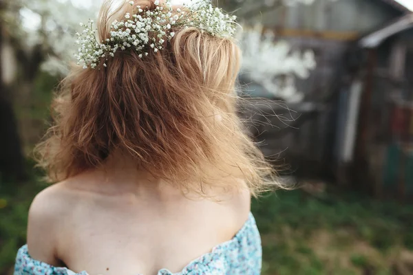 美しい少女の花の木の肖像 — ストック写真