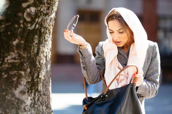 Chica buscando algo en una bolsa — Foto de Stock