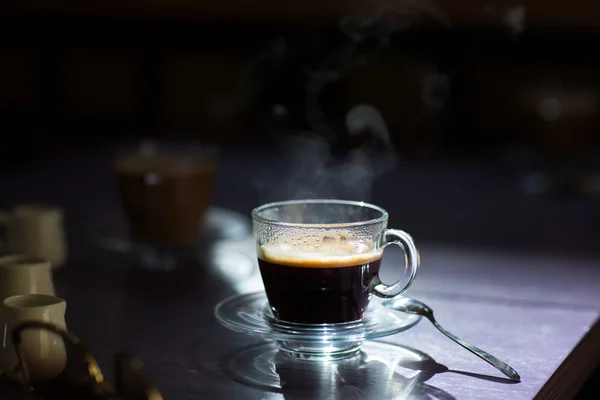 Xícara de café quente na mesa — Fotografia de Stock