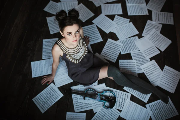 Girl posing and holding a violin — Stock Photo, Image