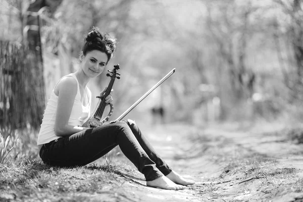 Beautiful girl with a violin in his hands — Stock Photo, Image