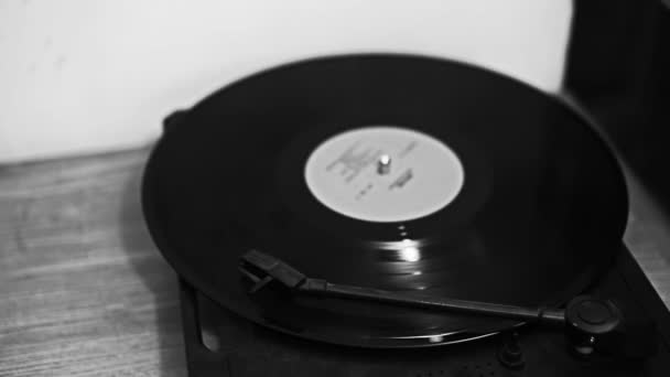 Vintage record speelt vinyl oude melodie — Stockvideo