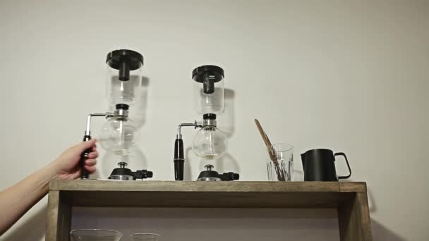 Barista takes vacuum coffee from a shelf — Stock Video