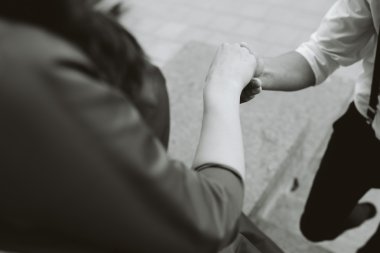 Avrupalı güzel çift sokakta poz veriyor