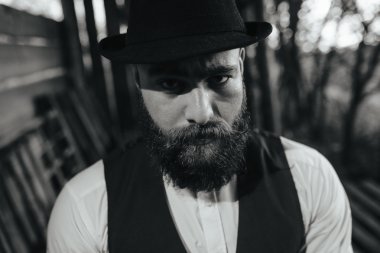 adam bir hangara bastırılmış ışık ile