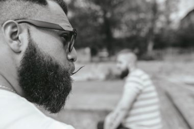 iki şık sakallı adam