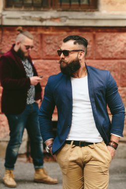 birbirlerine arka plan üzerine iki sakallı adam