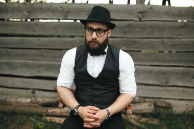 güçlü adam eski ustura keskinleştirir