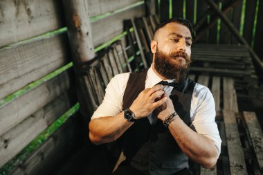adam bir hangara bastırılmış ışık ile