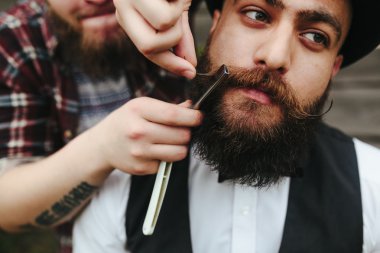 sakallı bir adam Kuaför tıraş