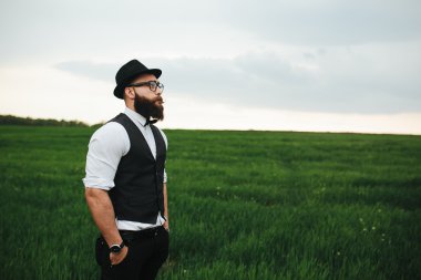 sahada yürüyen bir sakallı