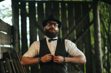 adam bir hangara bastırılmış ışık ile