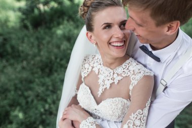 Gelin ve damat ormanda