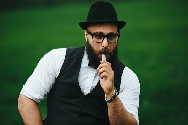 Hombre con barba fuma cigarrillo electrónico —  Fotos de Stock