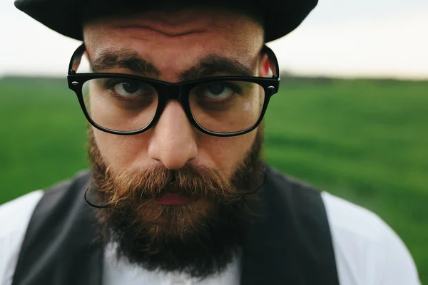 Bearded man preparing to shave in the field — Stock Photo, Image